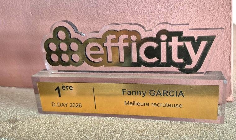 Fanny Garcia reçoit le trophée de meilleure recruteuse au D-Day efficity 2026